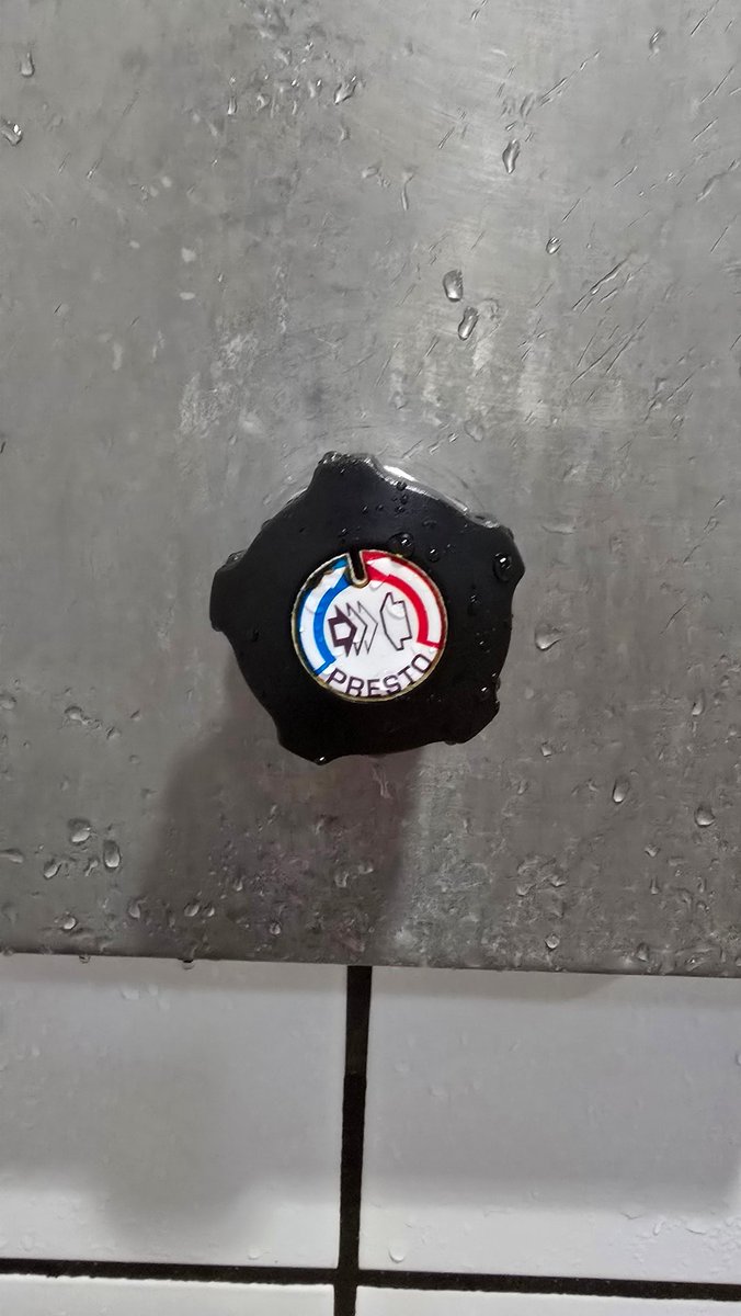 ¿Cuántos litros de agua se desperdiciarán al año por el diseño de esta ducha?