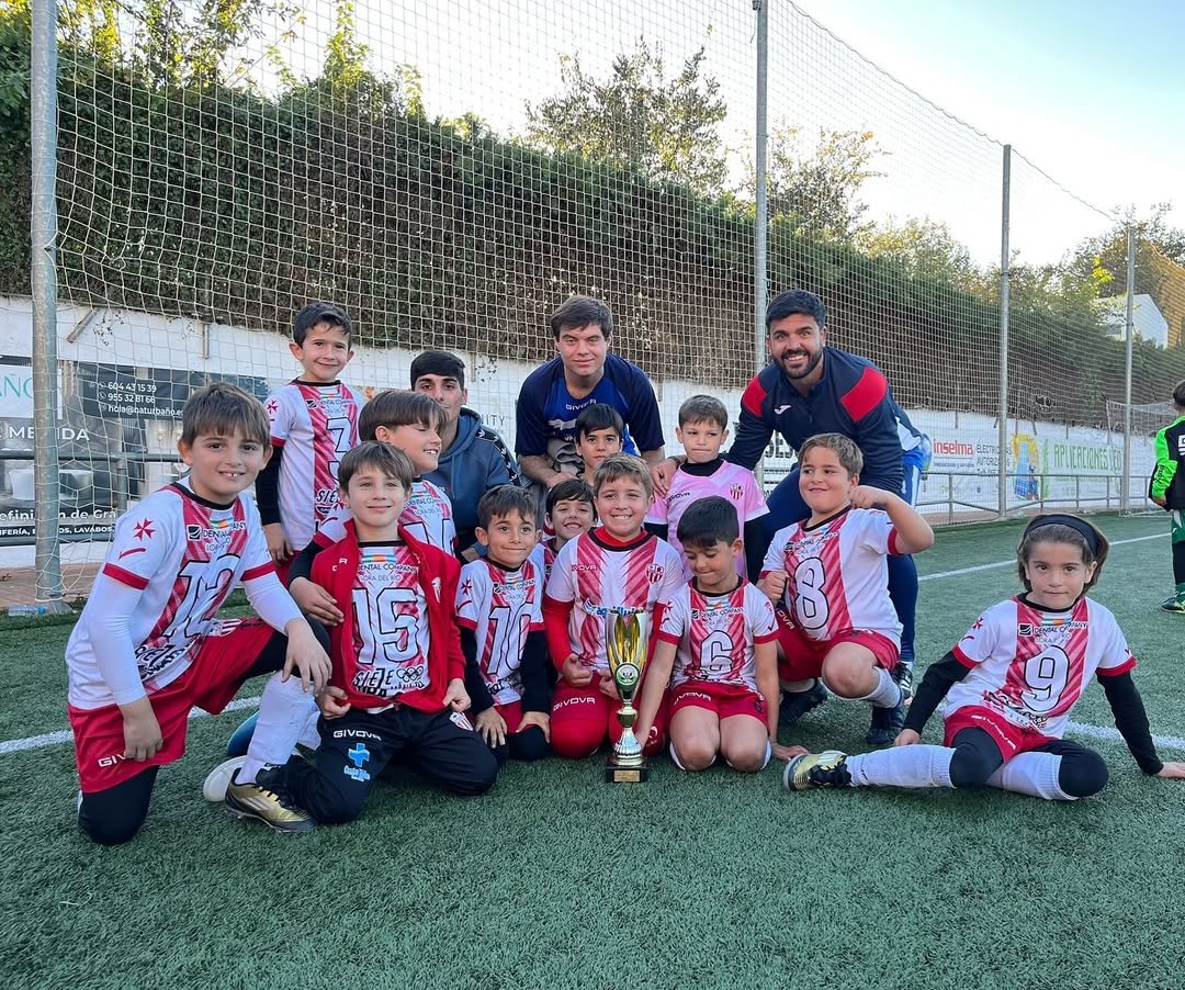 El PREBENJAMIN <a href="/CanteraLoraCF/">Cantera Lora C.F.</a> ha ganado el MUNDIALITO de su categoría disputado hoy en Mairena del Alcor. 
ENHORABUENA al EQUIPO  y al gran trabajo de <a href="/DaaniMaldona2/">Dani Maldonado</a>  y <a href="/veleez1803/">Fran Fernández Vélez</a> 👏👏

#ElValordeloNuestro
#VamosLora ❤️⚪❤️