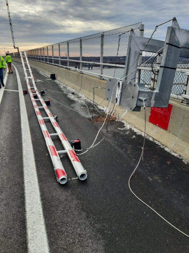 maybe avoid casco bay bridge right now. someone hit one of the gates and there's a big repair job in the works.
📸ctsy: Maine DOT