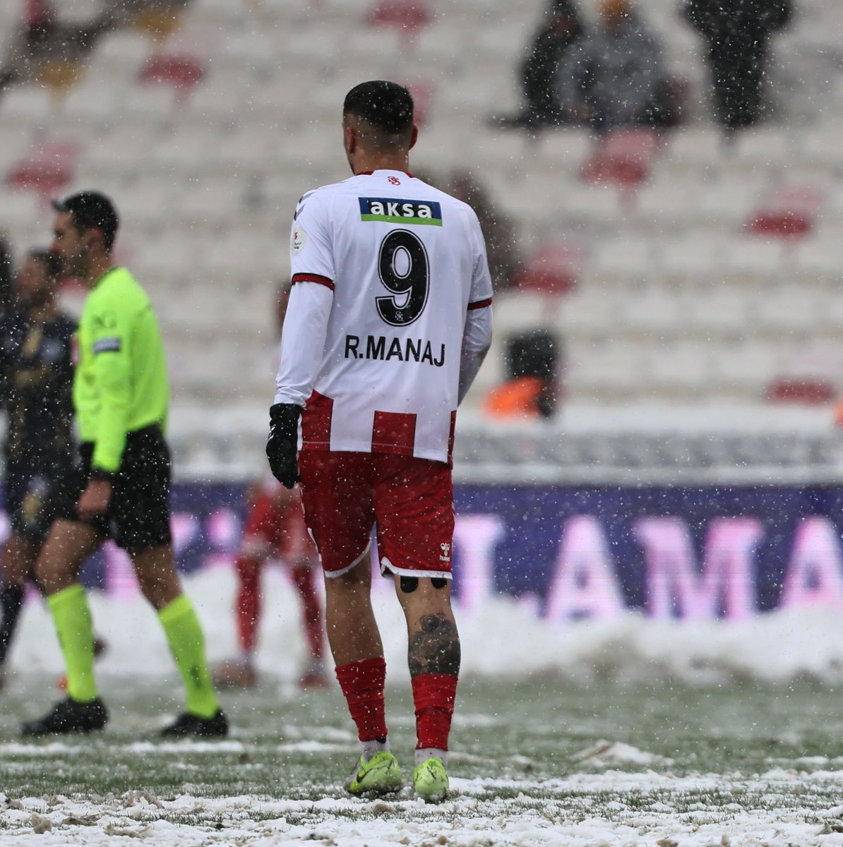 Herhangi bir anadolu takımı futbolcusuna yapılınca 1 dakika gündem olmayan faul Gs oyuncusuna yapılınca ülkede kıyamet kopuyor....

YANINDAYIZ MANAJ