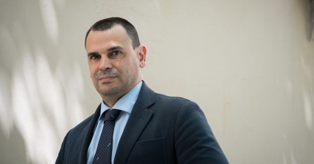 A mi novio no le gusta que le llamen "defraudador confeso".

Por favor no difundáis este post, no vaya a ser que todo el mundo le llame "defraudador confeso".