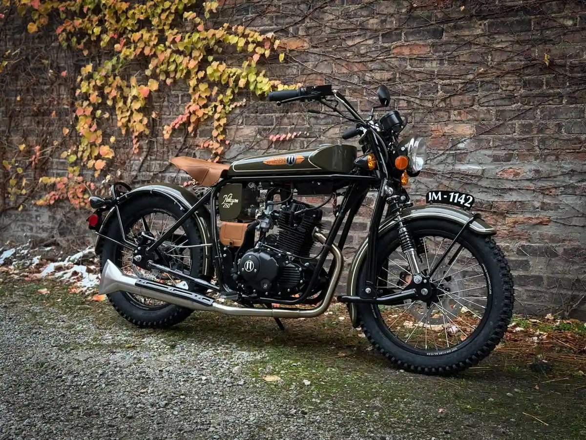 janusmotorcycle's tweet photo. Currently ogling this beautiful olive 250. Perfect cream and copper pin/feather combo. 
Currently $1000 off + FREE SHIPPING.

Get something beautiful you can own...

#custom #manufacturing #rambling #motorcycle 

https://t.co/SeRIJdVlNv https://t.co/DCjwu4th4J