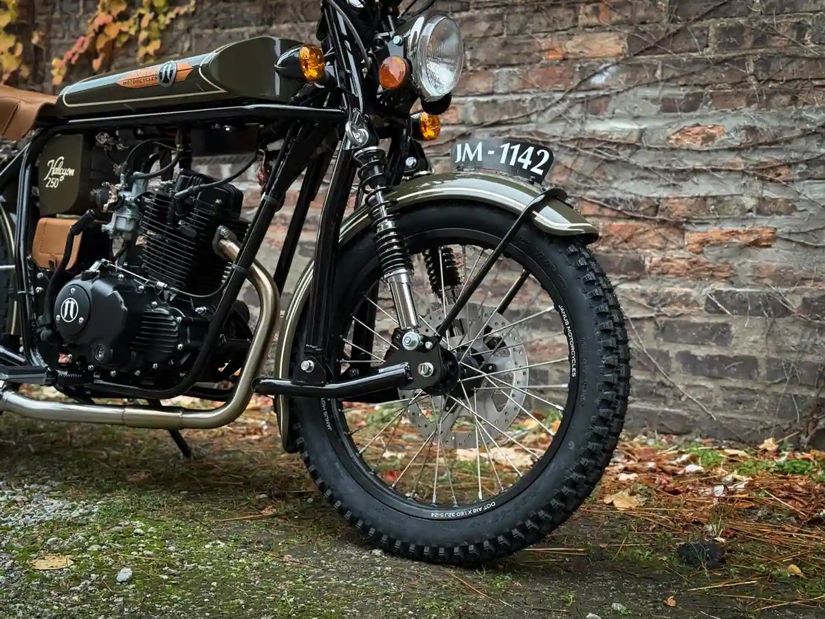 janusmotorcycle's tweet photo. Currently ogling this beautiful olive 250. Perfect cream and copper pin/feather combo. 
Currently $1000 off + FREE SHIPPING.

Get something beautiful you can own...

#custom #manufacturing #rambling #motorcycle 

https://t.co/SeRIJdVlNv https://t.co/DCjwu4th4J