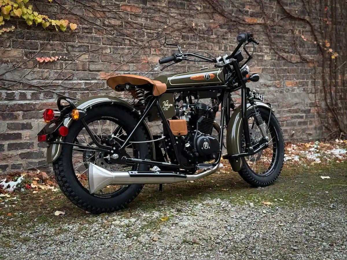 janusmotorcycle's tweet photo. Currently ogling this beautiful olive 250. Perfect cream and copper pin/feather combo. 
Currently $1000 off + FREE SHIPPING.

Get something beautiful you can own...

#custom #manufacturing #rambling #motorcycle 

https://t.co/SeRIJdVlNv https://t.co/DCjwu4th4J