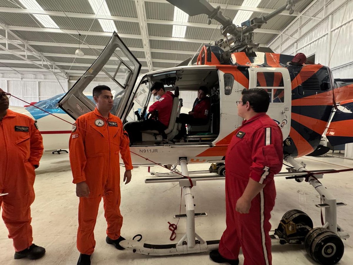 IPanzas's tweet photo. Continuamos preparándonos para trabajar con 🚁 en atención a los pacientes que requieren de equipo médico abordo de estas naves. Trabajar en equipo, solo eso ofrece mejores resultados! https://t.co/T6yyuk4EZm
