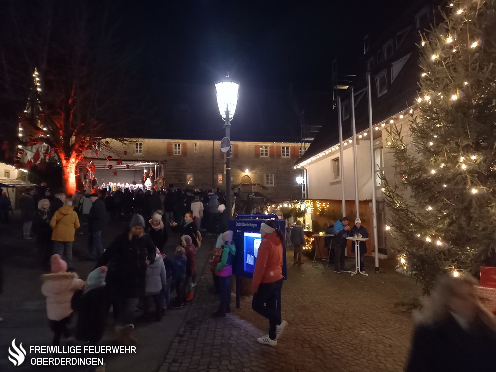 FFOberderdingen's tweet photo. Der 37. Oberderdinger Weihnachtsmarkt fand wie immer am 2. Adventswochenende im wunderschönen, weihnachtlich geschmückten und beleuchteten, historischen Amthof statt. Mit ihrem Verkaufsstand beteiligte sich auch die Jugendfeuerwehr Oberderdingen.
Mehr: https://t.co/GUPEzIv2OG https://t.co/Gsp44wtqmk