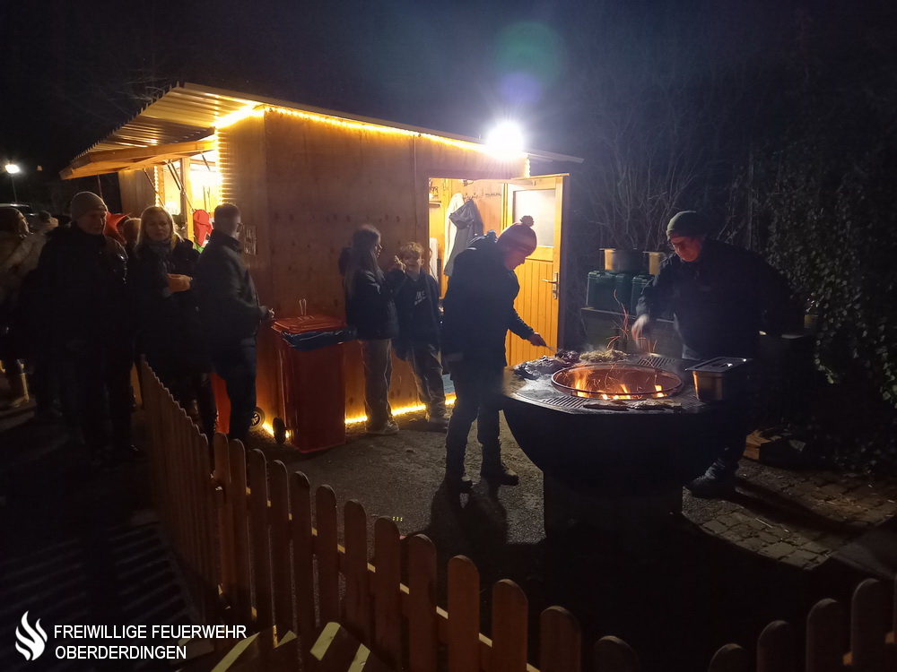 FFOberderdingen's tweet photo. Der 37. Oberderdinger Weihnachtsmarkt fand wie immer am 2. Adventswochenende im wunderschönen, weihnachtlich geschmückten und beleuchteten, historischen Amthof statt. Mit ihrem Verkaufsstand beteiligte sich auch die Jugendfeuerwehr Oberderdingen.
Mehr: https://t.co/GUPEzIv2OG https://t.co/Gsp44wtqmk
