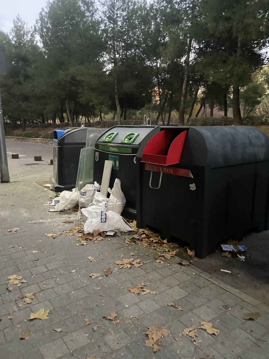 VonKhal's tweet photo. @Lineamadrid 
Por favor podrían mandar recoger la basura que se muestra en la foto
Llevan 2 días y Lis vecinos no tenemos la culpa de gente no sociable
Que pena no les multen
C/daimiel esquina Avda Manzanares 16.
El contenedor de la ropa lleva con la puerta rota semanas
Gracias https://t.co/NMARK4WQ7D