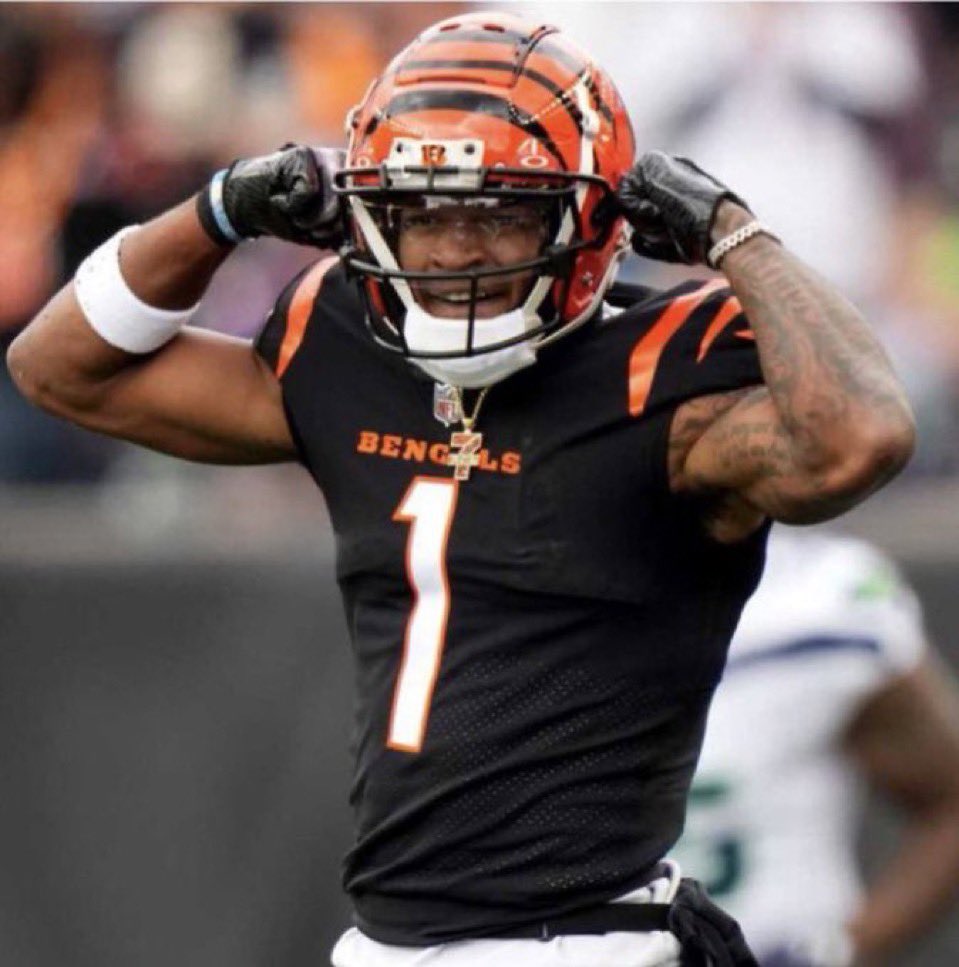 AlexCaruso's tweet photo. The ONE MATCHUP he will struggle in.

Ja’Marr Chase Under 6.5 Receptions

222❤️and I’ll drop NFL Play #5 

ZERO WRs this year have 7+ Receptions vs the Cowboys outside of the Giants

And ZERO WRs have 7+ Receptions vs the Cowboys when their team wins and Cincy is 6 point favorites 

On top of the Cowboys Running mostly
Cover 1 and Cover 3-4 and Chase has the 4th HIGHEST Target Rate on the Bengals vs those coverages combined 

Which makes is tough to get 7 catches when 2 WRs and a TE get targeted more especially in a game that could be a Bengals blowout 

Especially after ZERO WRs all year have gone over in a win and Chase is Under in 3/3 road wins this year and only Malik Nabers and Wan’Dale Robinson hit 7+ catches vs the Cowboys

Best Line: -103 Caesars