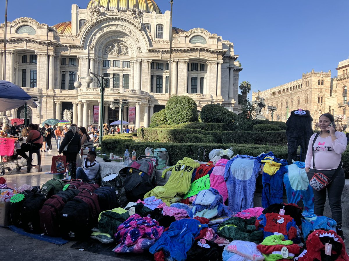 memelovzky5's tweet photo. Oye  @ClaraBrugadaM @GobCDMX , que vergüenza el estado en que tienen la explanada del Palacio de Bellas Artes. Invadido por vendedores ambulantes, sucio, vendiendo desde calzones hasta baratijas. Un chiquero. Yo voté Morena, pero esto es una verguenza. https://t.co/wAUkeNYDmP