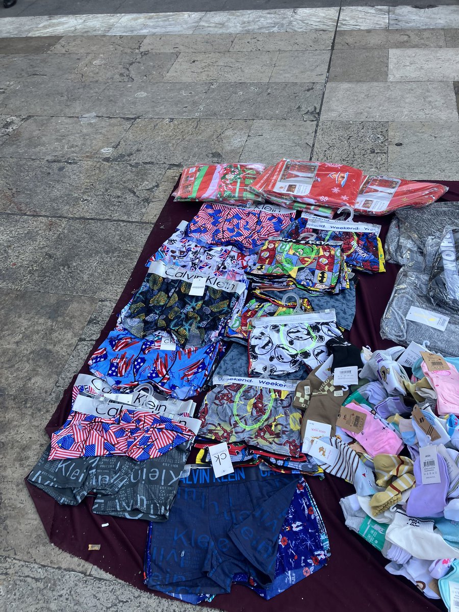 memelovzky5's tweet photo. Oye  @ClaraBrugadaM @GobCDMX , que vergüenza el estado en que tienen la explanada del Palacio de Bellas Artes. Invadido por vendedores ambulantes, sucio, vendiendo desde calzones hasta baratijas. Un chiquero. Yo voté Morena, pero esto es una verguenza. https://t.co/wAUkeNYDmP