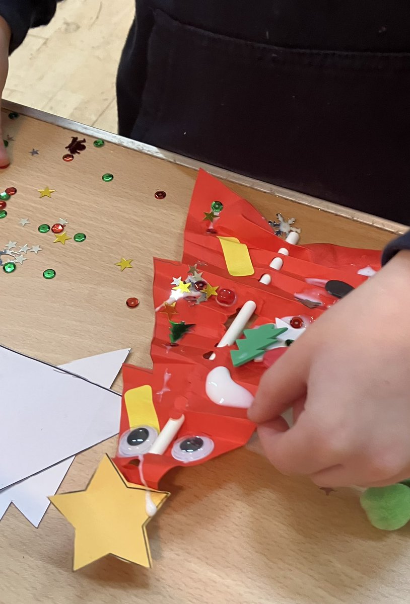 28thBathampton's tweet photo. Fun at Beavers this evening making mini Christmas trees.  🌲 https://t.co/1yn6uVmWZK