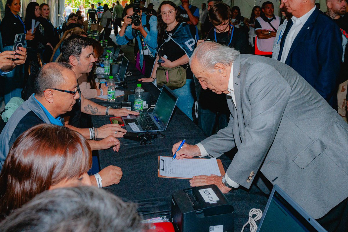 Asamblea General Ordinaria de Afiliados/as 

Hoy, el SEC - Capital Federal aprobó la memoria y balance correspondiente al 2023/2024 en presencia de más de 5000 compañeros y compañeras reunidos/as en Parque Norte. 

¡Gracias a todos/as por su asistencia!