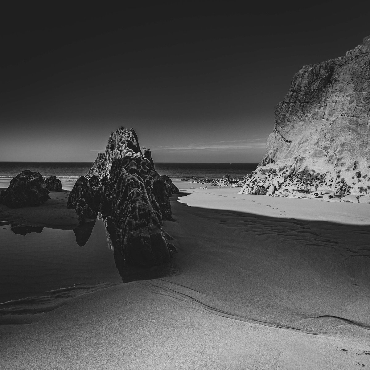 edmorrisuk's tweet photo. rock and sand in sunlight 😊
#ThePhotoHour #StormHour #uk #wales #gower #mewslade #coast #rocks https://t.co/LDEAQUsQ6x