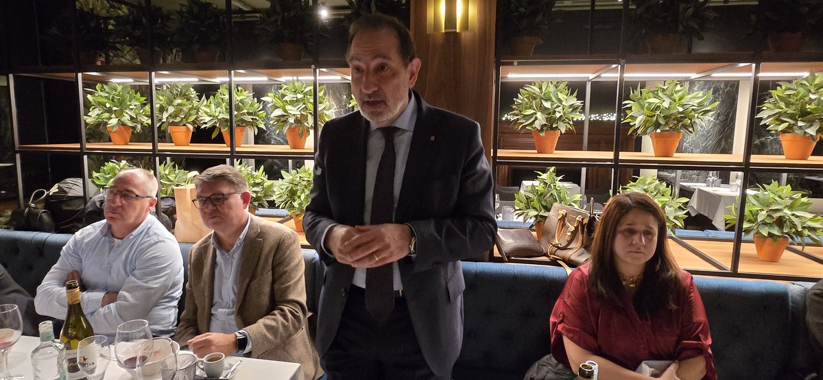 UnitsCat's tweet photo. Sopar de #Nadal d'@UnitsCat amb el secretari general @Ramon_espadaler. Balanç d'un any amb quatre mesos al Govern i reptes de furur. https://t.co/W3FtlwJKOG