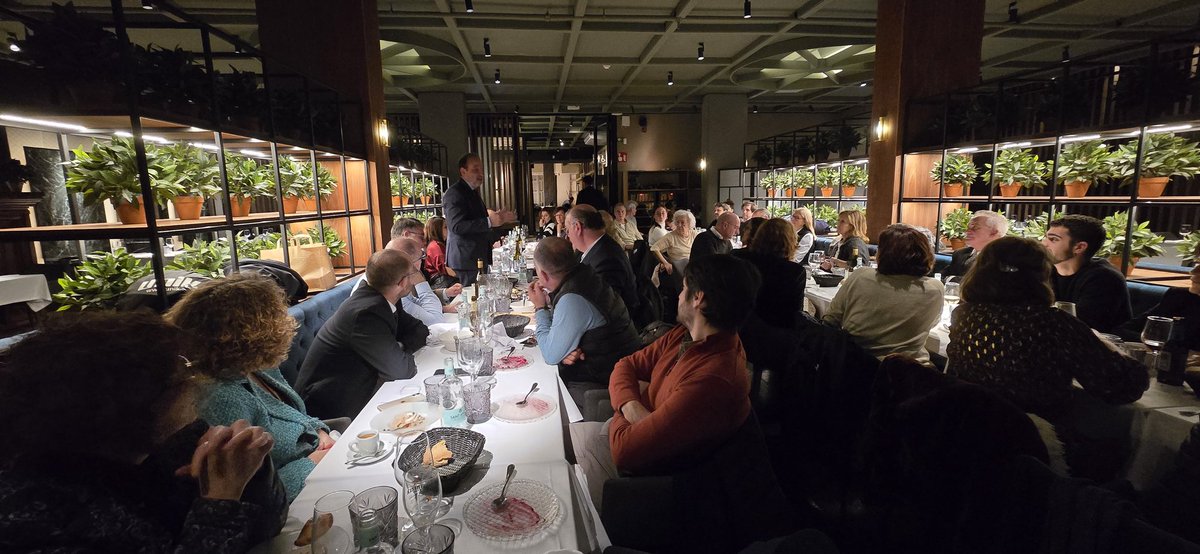 UnitsCat's tweet photo. Sopar de #Nadal d'@UnitsCat amb el secretari general @Ramon_espadaler. Balanç d'un any amb quatre mesos al Govern i reptes de furur. https://t.co/W3FtlwJKOG