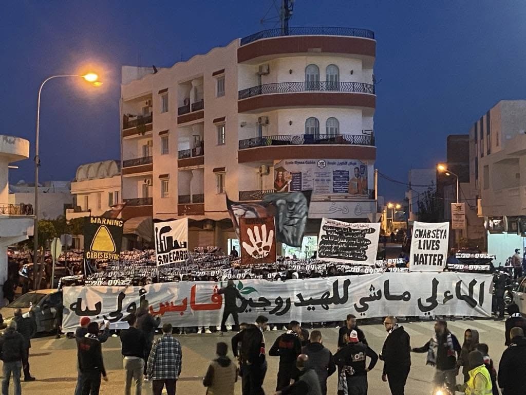 SABERAMMAR17's tweet image. A powerful message from the Ultras group Eagles 09 in Gabes (the city slated to become Tunisia’s green hydrogen hub) expressing their strong rejection of the planned green hydrogen projects. 
#GreenHydrogen #GreenExtractivism