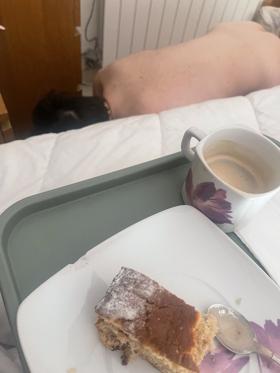 MissSealive's tweet photo. Hora de desayunar. Que estara comiendo mi perrete? https://t.co/WPG5KZEGMp