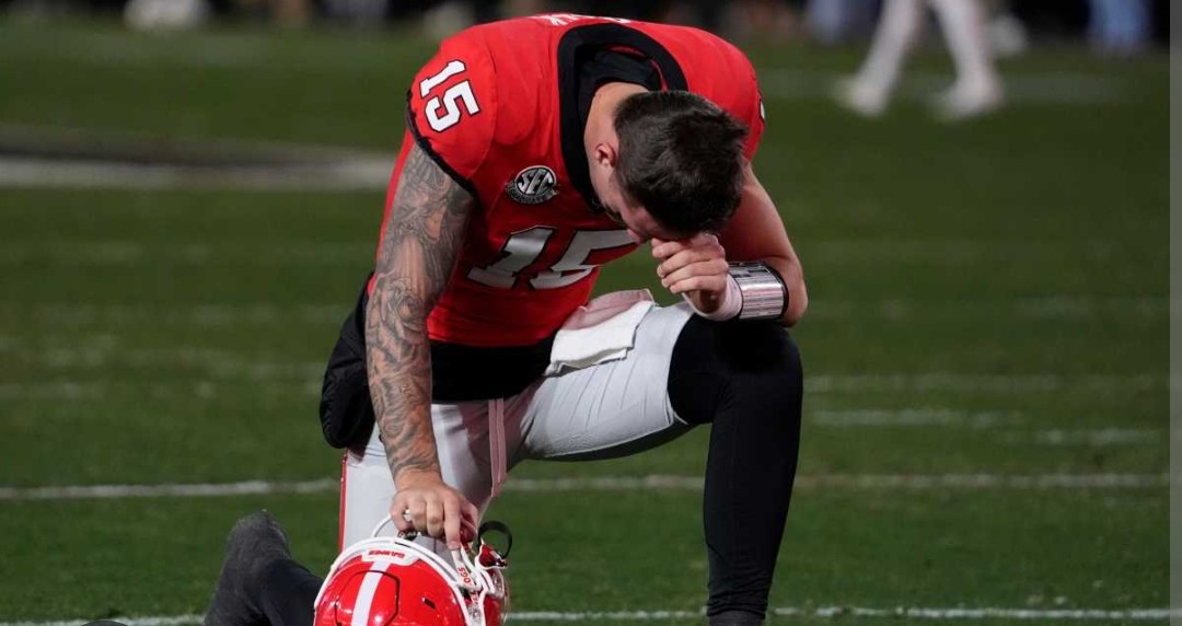 Carson Beck, going out injured this past Saturday, is not the curtain call he deserves.  Many hated on him, trashed him, wanted him benched.  He still played his heart out despite everything. He played it to the bone.

Thank you, Carson Beck. ❤️
#GoDawgs     Forever a DGD!