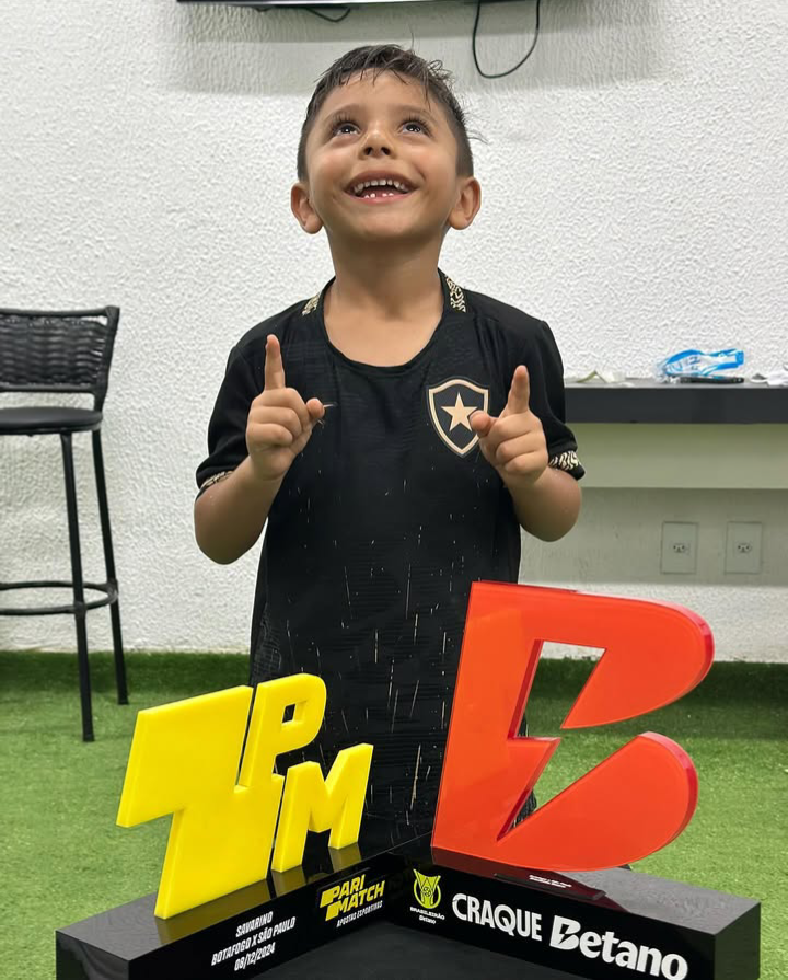 O filho do Savarino imitando a comemoração do pai.

É um mini Sava 😍🥰