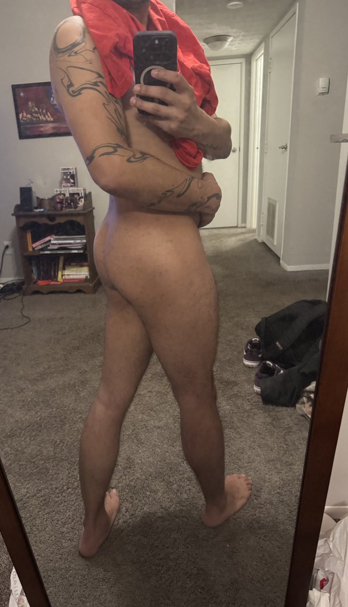 TheLeakyTop's tweet photo. i was just playin around but then i realized why buttons are always in this pose https://t.co/2choovai6R
