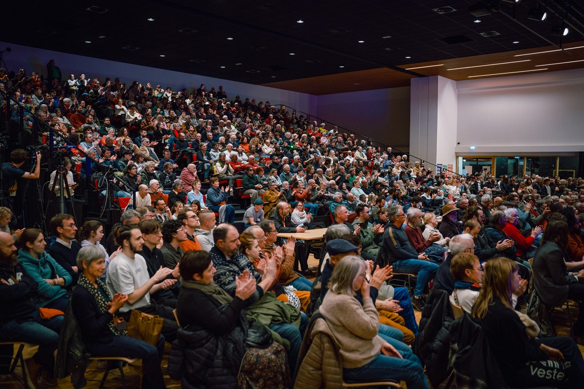FranceInsoumise's tweet photo. 🔥 Plus de 700 personnes ce soir pour le meeting de
@MathildeHignet et @JLMelenchon à #Redon !

➡️ Une salle pleine à craquer, des spectateurs restés debout et d'autres encore dans le hall avec un écran... sans même compter les plus de 8 000 personnes qui suivent en direct sur les réseaux sociaux ! 

✅ Sur YouTube : https://t.co/hReyrECgKK

#FranceInsoumise