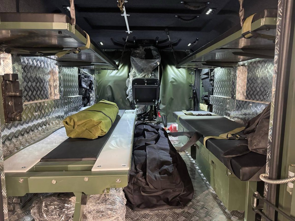 Los vehículos blindados ucranianos entregaron al balance de NSU el primer lote de vehículos de evacuación médica basados en el "Novator" SBA.

El vehículo puede transportar a 6 heridos sentados o 4 personas tumbados y también está equipado con equipo médico de emergencia.