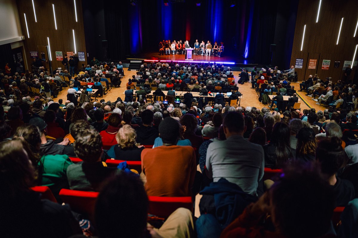 FranceInsoumise's tweet photo. 🔥 Plus de 700 personnes ce soir pour le meeting de
@MathildeHignet et @JLMelenchon à #Redon !

➡️ Une salle pleine à craquer, des spectateurs restés debout et d'autres encore dans le hall avec un écran... sans même compter les plus de 8 000 personnes qui suivent en direct sur les réseaux sociaux ! 

✅ Sur YouTube : https://t.co/hReyrECgKK

#FranceInsoumise