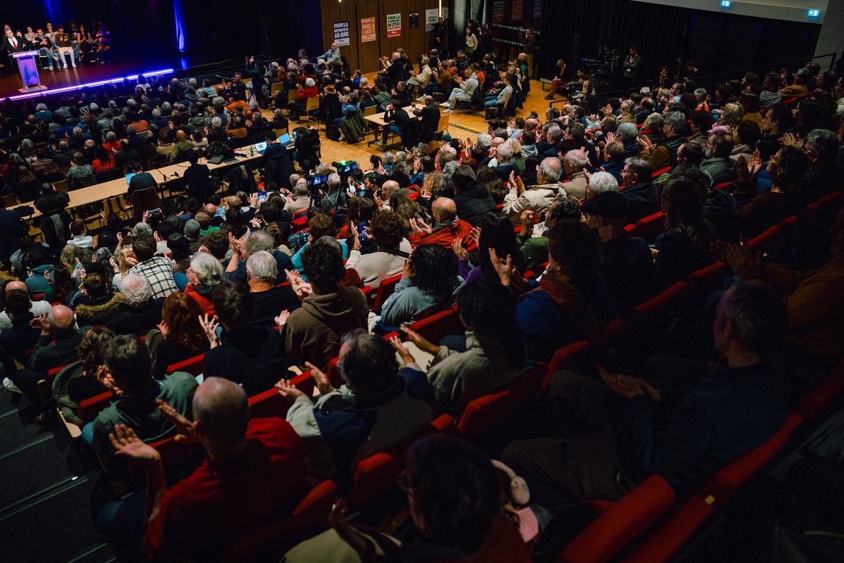 FranceInsoumise's tweet photo. 🔥 Plus de 700 personnes ce soir pour le meeting de
@MathildeHignet et @JLMelenchon à #Redon !

➡️ Une salle pleine à craquer, des spectateurs restés debout et d'autres encore dans le hall avec un écran... sans même compter les plus de 8 000 personnes qui suivent en direct sur les réseaux sociaux ! 

✅ Sur YouTube : https://t.co/hReyrECgKK

#FranceInsoumise