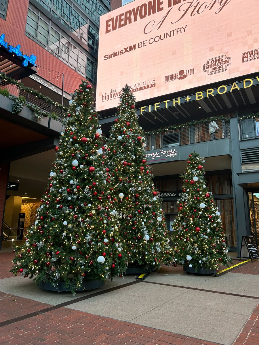 RenNashville's tweet photo. Need to do some holiday shopping? Directly connected to our hotel, @fifthandb is the perfect destination, offering a mix of unique retail shops and fantastic local restaurants.
#RenHotels
#Nashville
#FifthandB https://t.co/tPjzUdJLJl