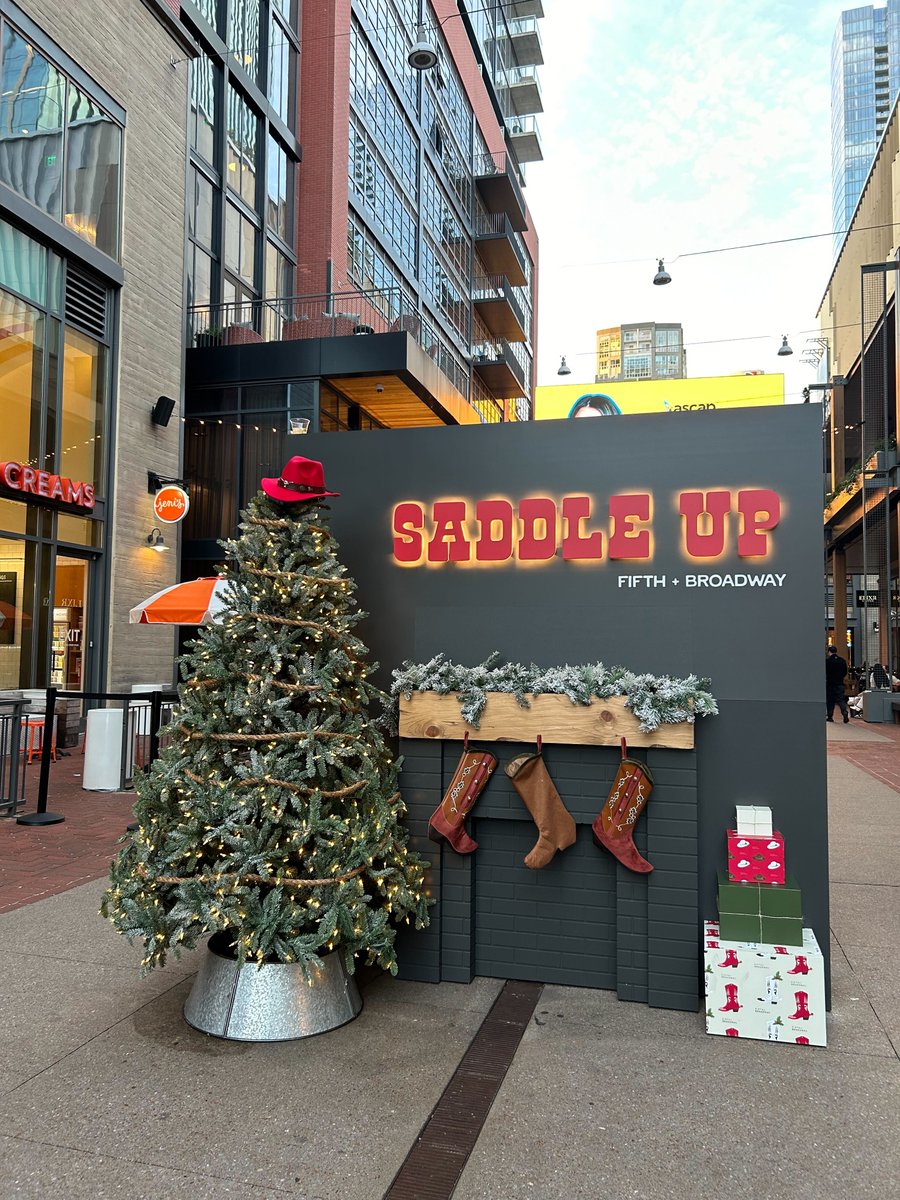RenNashville's tweet photo. Need to do some holiday shopping? Directly connected to our hotel, @fifthandb is the perfect destination, offering a mix of unique retail shops and fantastic local restaurants.
#RenHotels
#Nashville
#FifthandB https://t.co/tPjzUdJLJl
