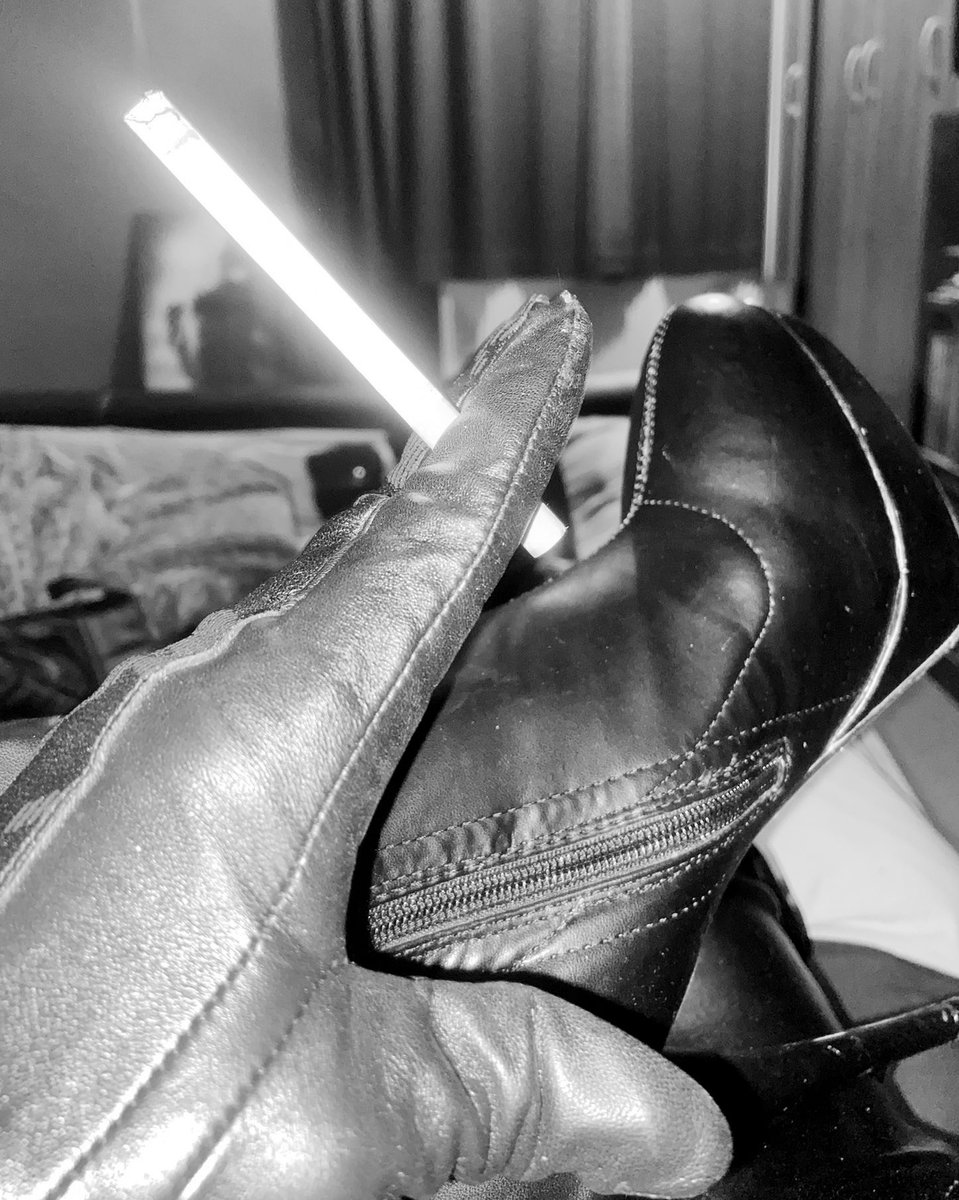 Belinda47384995's tweet photo. Smoking in boots make you weak 🖤#leatherfetish #smoking #leatherclad #bootfetish https://t.co/m6tUa00uKG