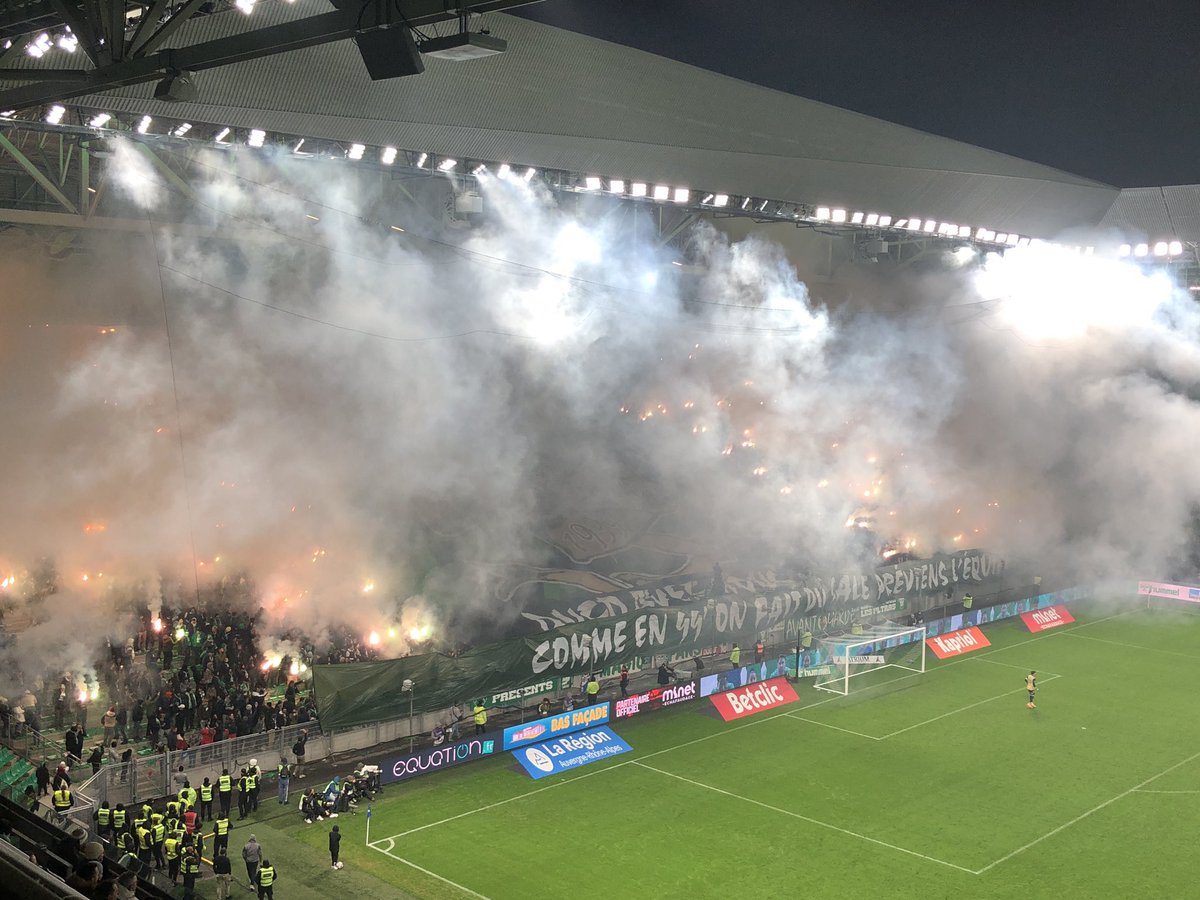 ActuL1_'s tweet photo. 🚨 450 "ENGINS PYROTECHNIQUES" ONT ÉTÉ ALLUMÉS À GEOFFROY GUICHARD HIER SOIR ! 🤯💚🤍

(@lequipe) https://t.co/XKwEDvcIK6