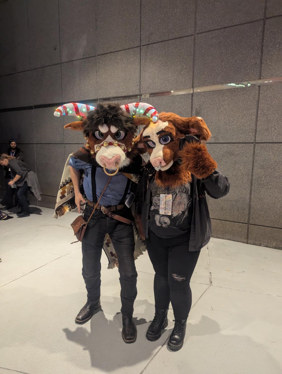 Sahri_0509's tweet photo. Met my sibling at #MFF2024! Does anyone know the suiter to the left?? I would love to find their social! 

#mff #midwestfurfest #fursuit #furry #cow #fursuiter #furryfandom https://t.co/z5CVGehAcw