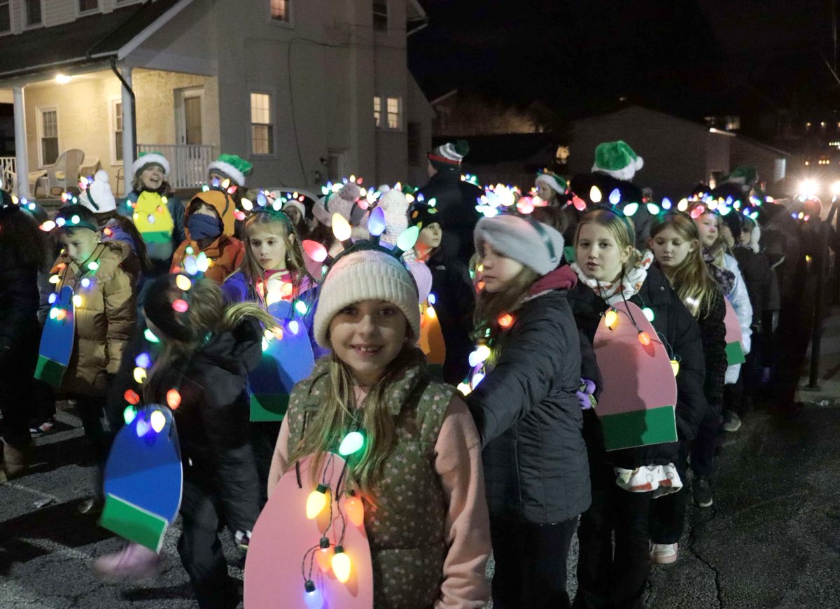 WestChesterASD's tweet photo. WCASD brought holiday cheer to West Chester’s Christmas Parade ✨

Highlights included amazing floats, stunning performances &amp; marching bands from all 3 high schools 🎶 Glen Acres wowed with a float &amp; student singers 🎤 &amp; Dr. Christopher joined as a parade volunteer! #WCASDWay https://t.co/A7B1ZfVhmv