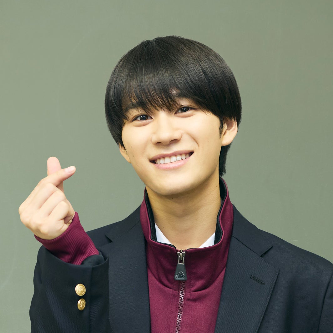 modelpress's tweet photo. ◤「恋愛革命」日本初ドラマ化決定
Lil かんさい嶋﨑斗亜が連ドラ初主演◢

ヒロイン:吉田美月喜
親友役:“連ドラ初出演”AmBitious山中一輝

🔻写真／コメント
https://t.co/gOKL5w8goz

💬嶋﨑コメント
「一切無理をしていない本当に仲の良い空気感が画面からでも伝わると思います」

#恋愛革命 https://t.co/kyajyqIRRX