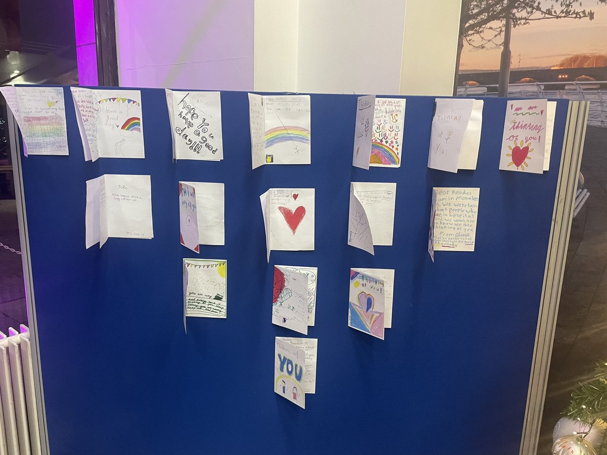 marquirke's tweet image. A copy of the beautiful cards posted to UHL by @MonaleenNS 3rd class boys &amp;amp; girls.  The original cards will be shared with our patients who may not be home to receive their own Christmas cards.   Muinteoir Niall agus Ranga 3 tá sibh an-chineálta (consent to display &amp;amp; share)