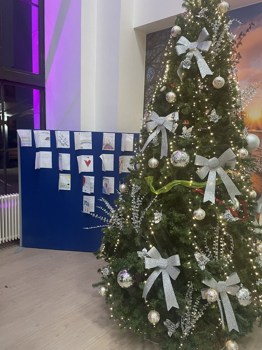 marquirke's tweet image. A copy of the beautiful cards posted to UHL by @MonaleenNS 3rd class boys &amp;amp; girls.  The original cards will be shared with our patients who may not be home to receive their own Christmas cards.   Muinteoir Niall agus Ranga 3 tá sibh an-chineálta (consent to display &amp;amp; share)