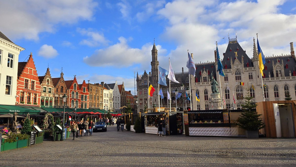 Bruges, Belgium 🇧🇪 is our favourite place to travel. The Christian market didn't disappoint. Have you been to a Christmas Market anywhere in the EU?