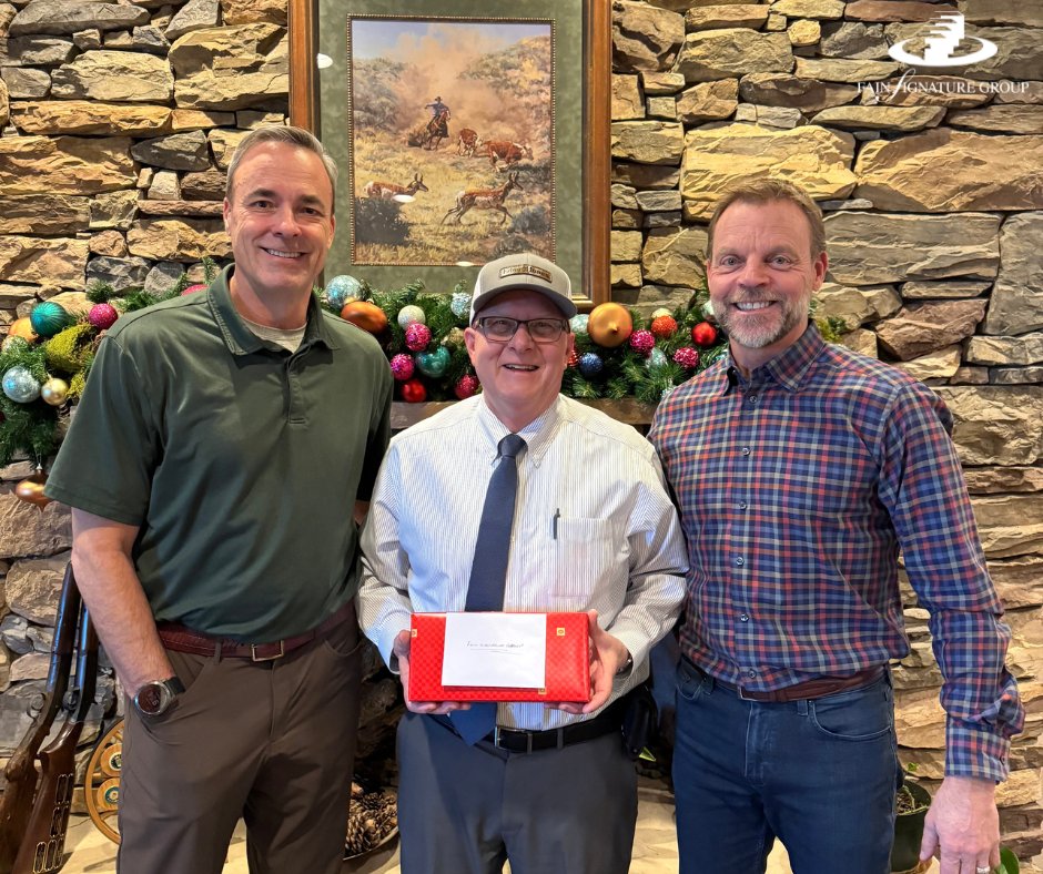 FainSignature's tweet photo. 🎁🍫 Sweet traditions like this warm our hearts! For 15 years, Danny Pruhs has been sharing the joy of the season by gifting us with See’s Candy. 💝

Thank you, Danny, for your incredible generosity and the kindness you bring to our community every single day. ✨ https://t.co/z54LGP7W8I
