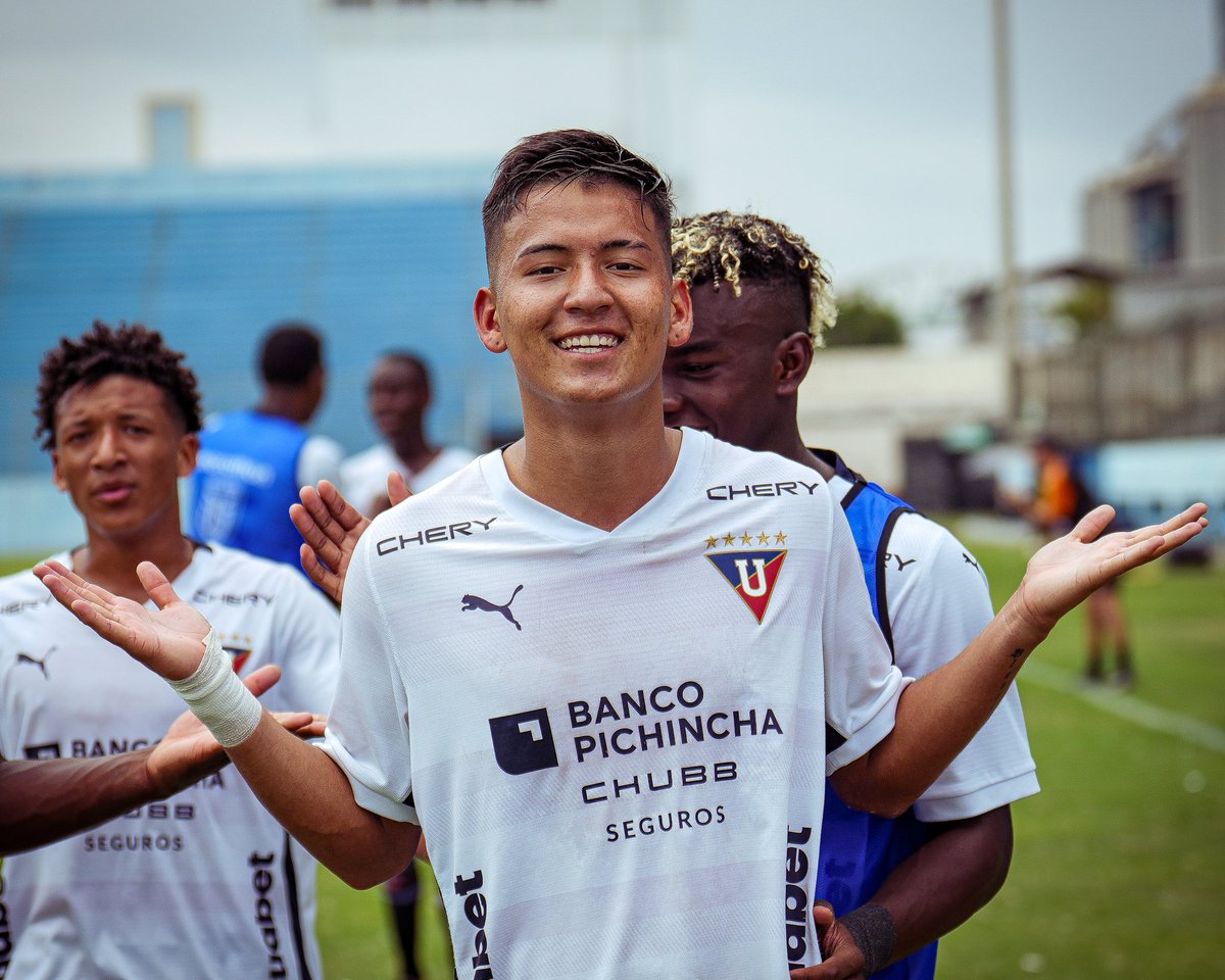 Formativas_LDU's tweet photo. U17 | Las mejores postales de nuestro Bicampeonato 😮💨🤩
¡VAMOS LIGA! ⚪️🔴
#Campeones #FinalU17 https://t.co/dqHyrOQUh3
