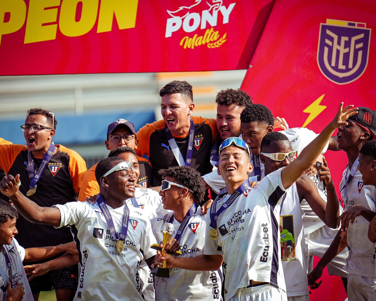 Formativas_LDU's tweet photo. U17 | Las mejores postales de nuestro Bicampeonato 😮💨🤩
¡VAMOS LIGA! ⚪️🔴
#Campeones #FinalU17 https://t.co/dqHyrOQUh3