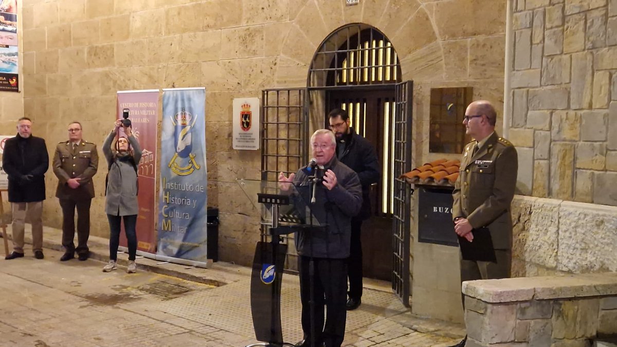COMGEBAL_ET's tweet photo. #Buenasnoches esta tarde se ha inaugurado el "Jai de Nadal", muestra de Belenes y repostería confeccionada por monjas de clausura, en #CHCMBAL, con la presencia del Obispo de #Mallorca. Todo ello, amenizado por la Unidad de Musica de #COMGEBAL.
@MCANA_ET @IHyCM_ET @bisbatmallorca https://t.co/NF5v9rBDk6