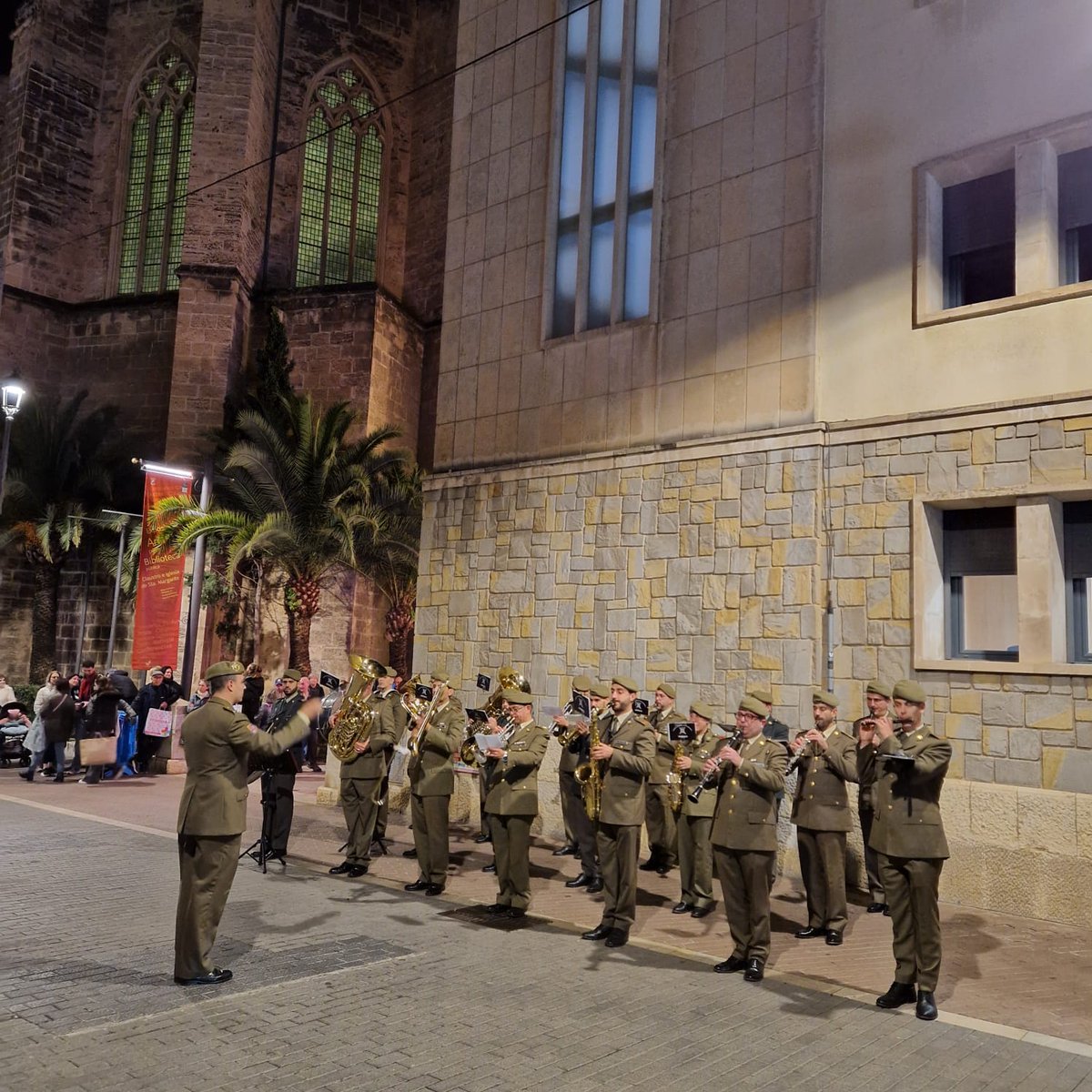 COMGEBAL_ET's tweet photo. #Buenasnoches esta tarde se ha inaugurado el "Jai de Nadal", muestra de Belenes y repostería confeccionada por monjas de clausura, en #CHCMBAL, con la presencia del Obispo de #Mallorca. Todo ello, amenizado por la Unidad de Musica de #COMGEBAL.
@MCANA_ET @IHyCM_ET @bisbatmallorca https://t.co/NF5v9rBDk6