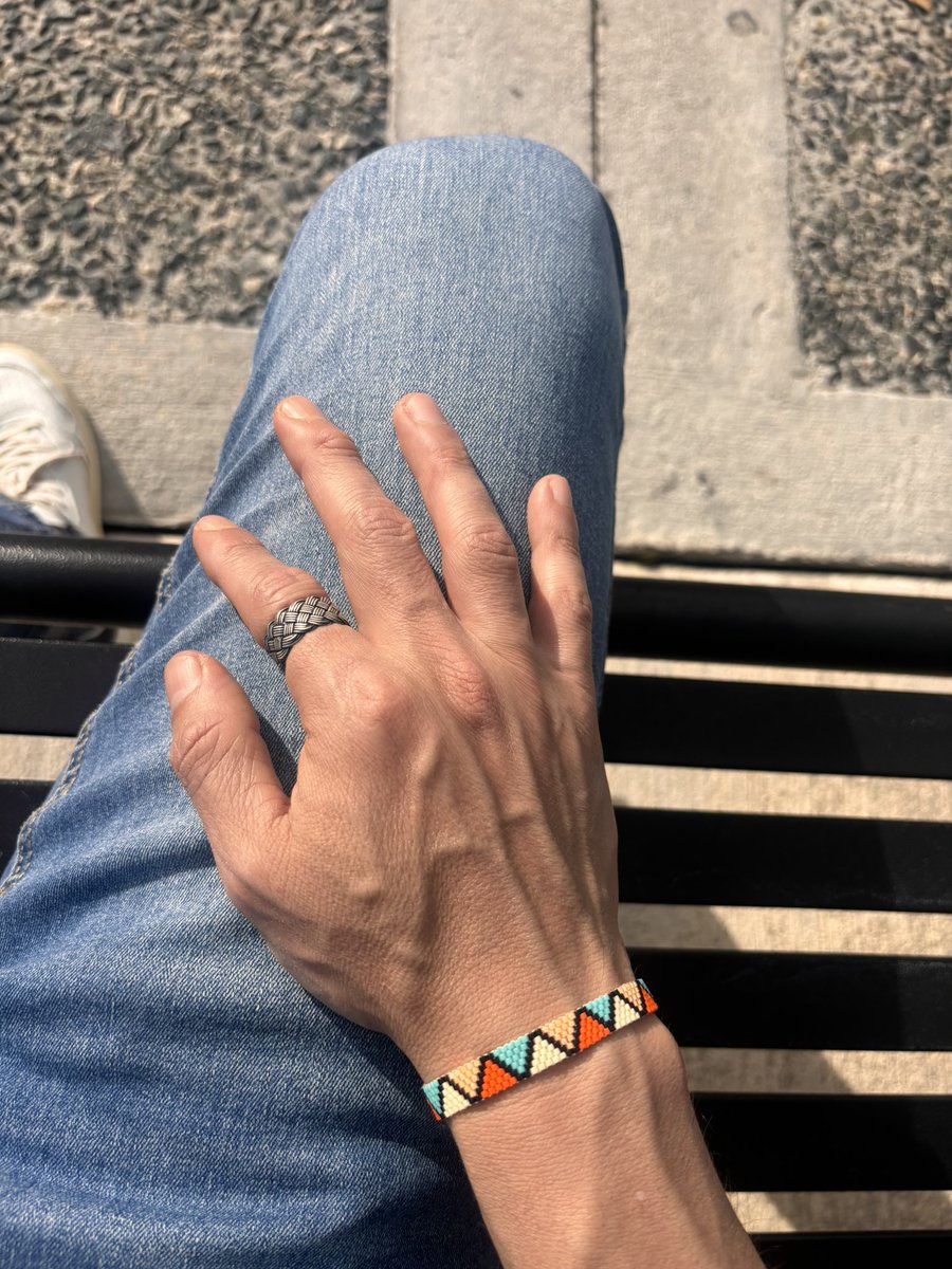 IsaacMacip's tweet photo. Esperamos el camión para ir a la oficina muy ajuariados: Pulsera wixárika de Jalisco y platería de Coahuila.
#CompraOriginal #UsaOriginal https://t.co/2UShLXH9vh