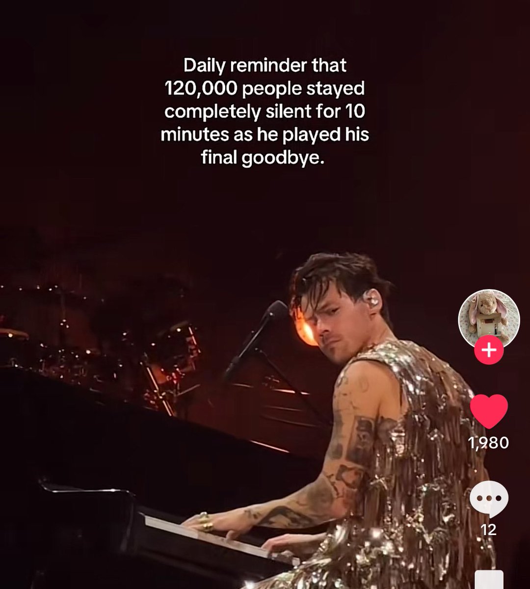 zabelrry's tweet photo. the way he looked at the crowd 😭😭💞💞💞 https://t.co/Bi1lu0bl0w