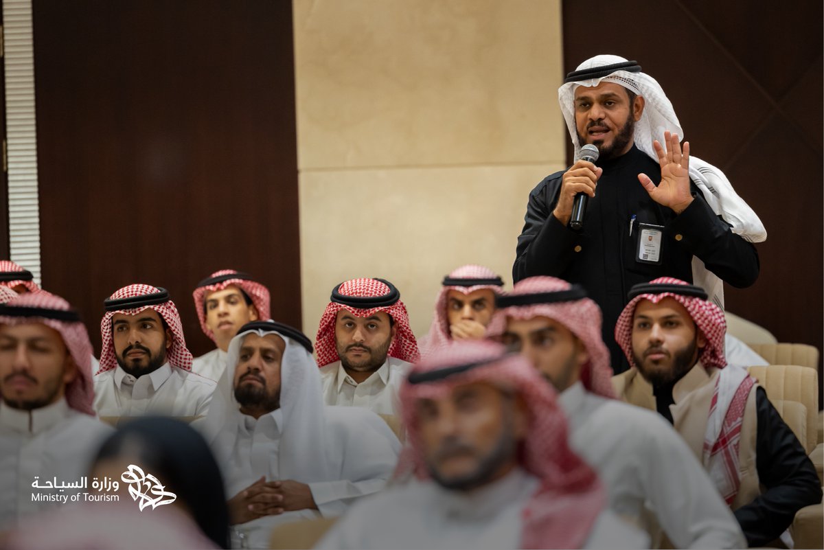 Saudi_MT's tweet photo. التقى معالي وزير السياحة ⁦@AhmedAlKhateeb⁩
بموظفي القطاع السياحي في منطقة #القصيم في لقاء مثمر لمناقشة تطلعاتهم وتعزيز دورهم في إثراء تجربة السائح بالمنطقة.

#وزارة_السياحة https://t.co/m2S8Clcq1q
