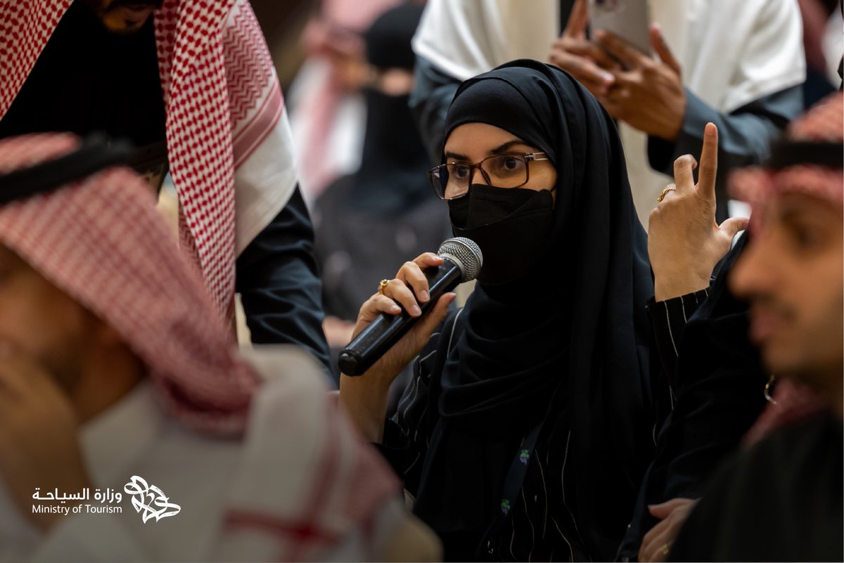 Saudi_MT's tweet photo. التقى معالي وزير السياحة ⁦@AhmedAlKhateeb⁩
بموظفي القطاع السياحي في منطقة #القصيم في لقاء مثمر لمناقشة تطلعاتهم وتعزيز دورهم في إثراء تجربة السائح بالمنطقة.

#وزارة_السياحة https://t.co/m2S8Clcq1q
