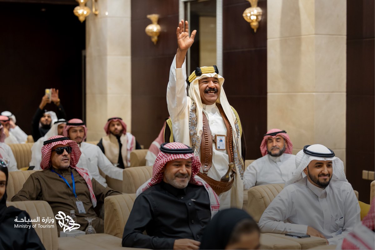 Saudi_MT's tweet photo. التقى معالي وزير السياحة ⁦@AhmedAlKhateeb⁩
بموظفي القطاع السياحي في منطقة #القصيم في لقاء مثمر لمناقشة تطلعاتهم وتعزيز دورهم في إثراء تجربة السائح بالمنطقة.

#وزارة_السياحة https://t.co/m2S8Clcq1q