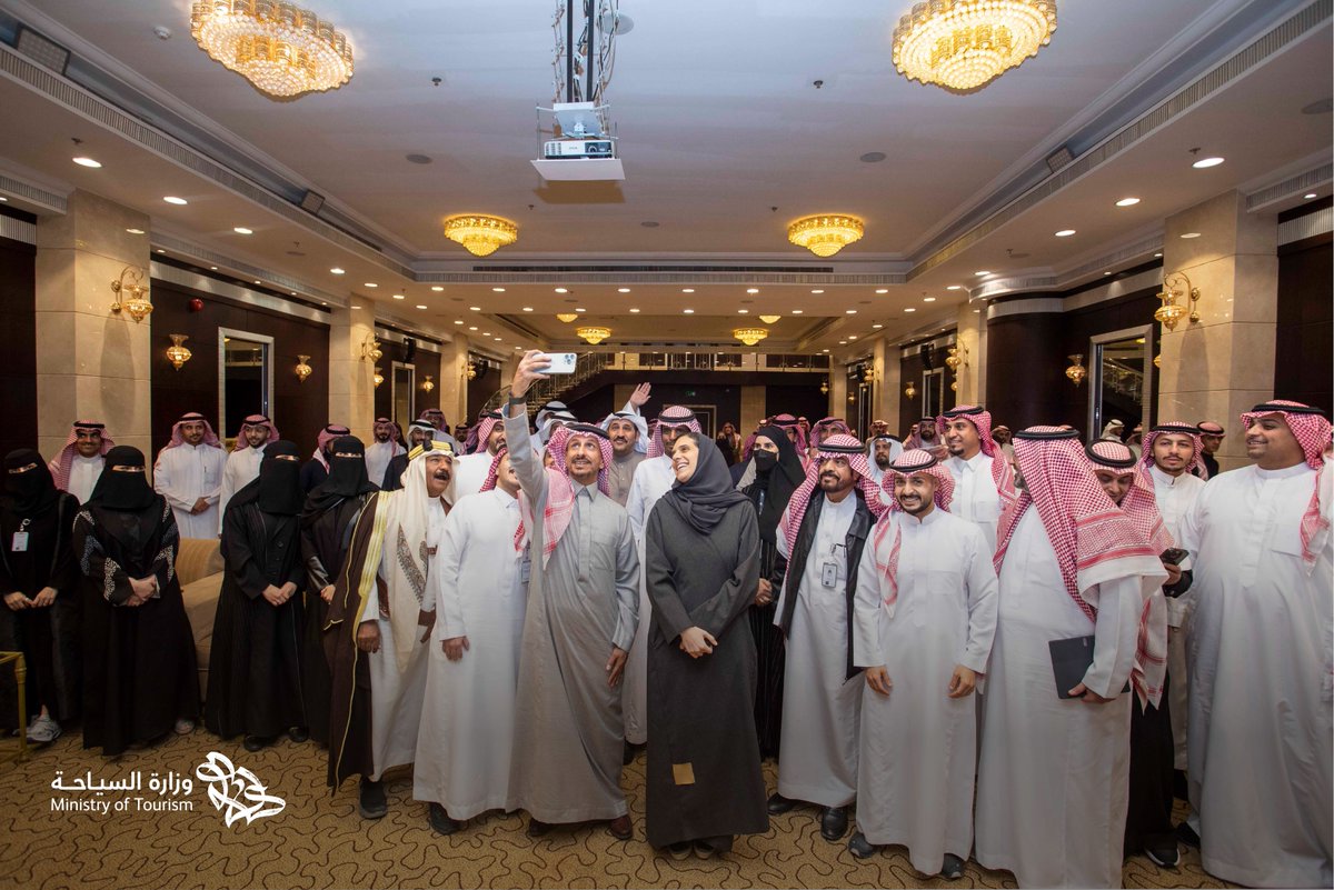 Saudi_MT's tweet photo. التقى معالي وزير السياحة ⁦@AhmedAlKhateeb⁩
بموظفي القطاع السياحي في منطقة #القصيم في لقاء مثمر لمناقشة تطلعاتهم وتعزيز دورهم في إثراء تجربة السائح بالمنطقة.

#وزارة_السياحة https://t.co/m2S8Clcq1q